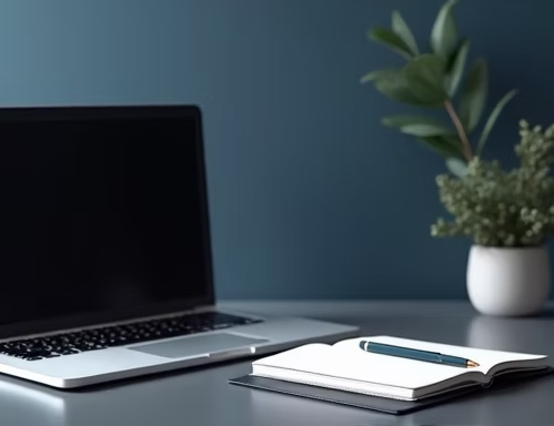 Hände arbeiten an Dokumenten, Laptops, zwei Personen